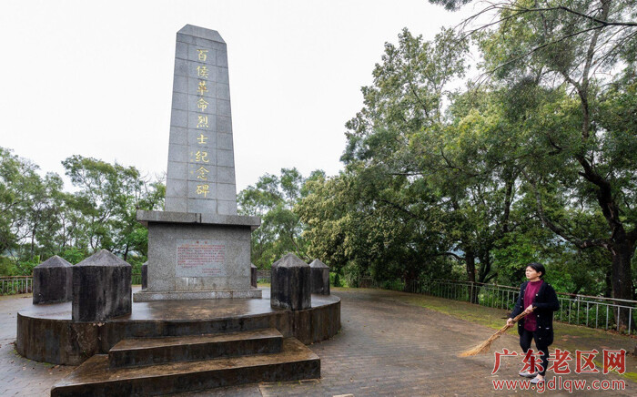 1、刘红梅在百侯革命烈士纪念碑前打扫落叶.jpeg