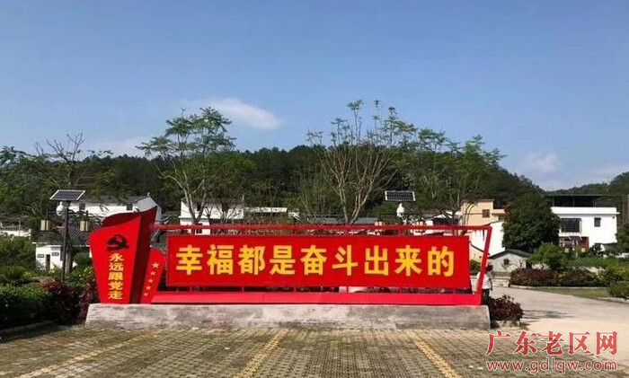 4“幸福都是奋斗出来的”红色标语格外醒目.jpeg