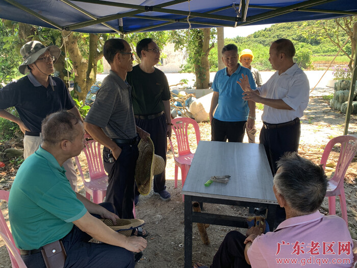 调研组到荔枝湾村与村干部交换意见。.jpg
