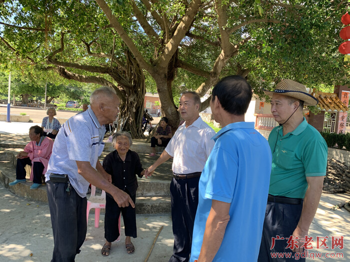 调研组与光华村村民亲切交谈。.jpg