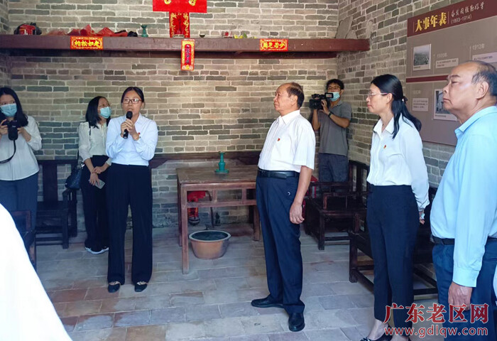 听讲叶季壮故事.jpg