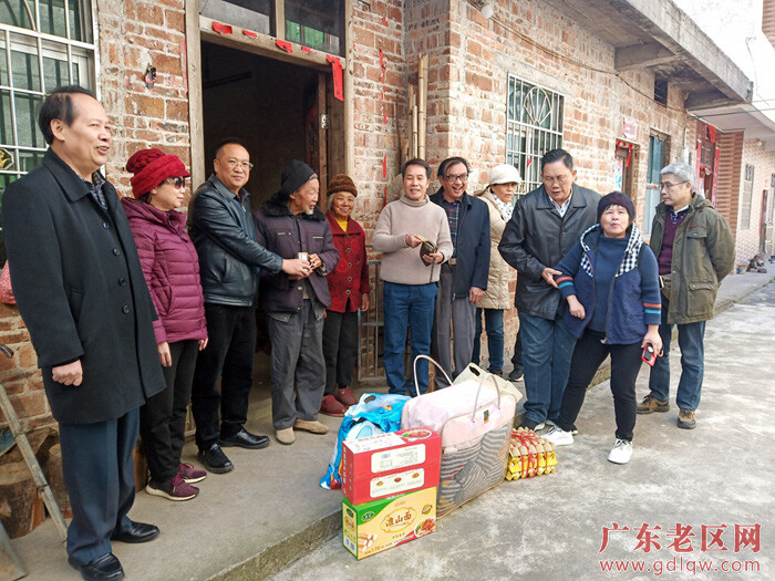 炎黄文化研究会慰问老党员和困难群众.jpg