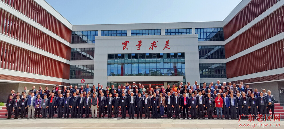 13与会人员合影.jpg