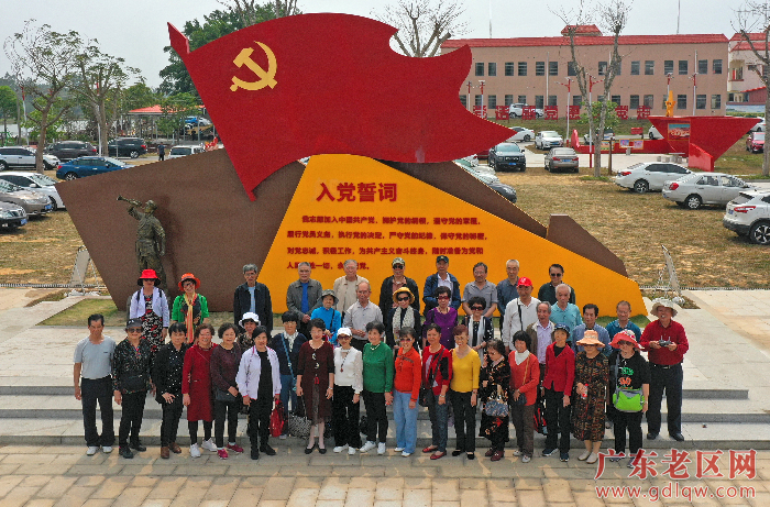 01、《在入党誓词前表决心》。作者。广东湛江。李统摄影航拍。电话。13902507625==DJI_0094.jpgA.jpgZ.jpg