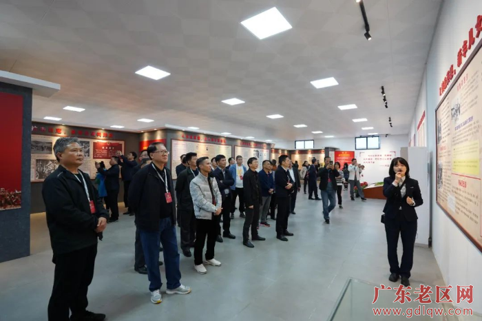 2  参观东纵在新丰红色文化展览.jpg