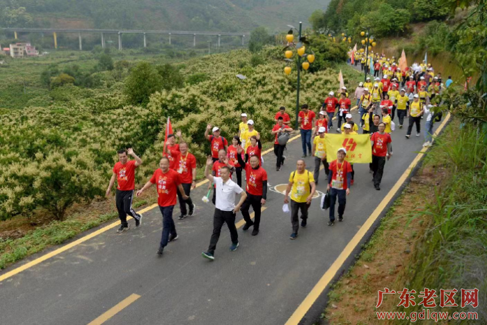 2徒步途中（邱小春摄影）.jpg