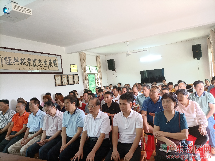 图为茂名市老促会在电白区林头镇赤岭老区科技兴果示范基地举办黑叶荔枝嫁接换种技术培训班，学员们在认真听课.jpg