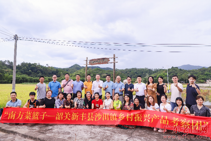 3 企业考察团考察特色农业基地.jpg