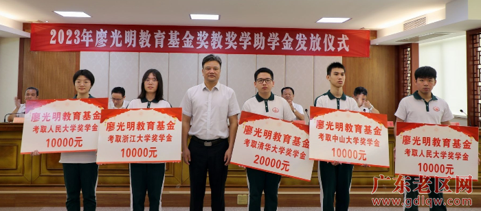 2县委书记黄增国为获奖大学生颁奖.jpeg