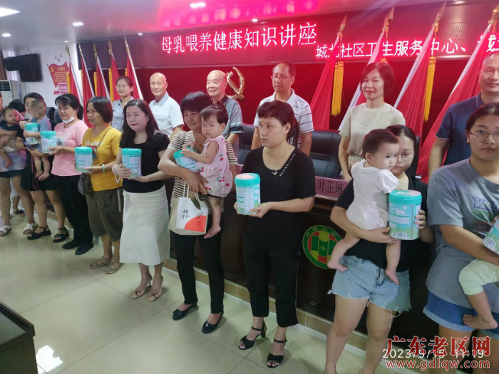 2 城北街道的育婴妇女喜获国奶赠品.png
