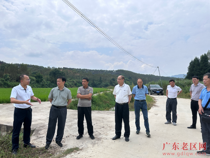 在佛冈县迳头镇观山村调研机耕路.jpg