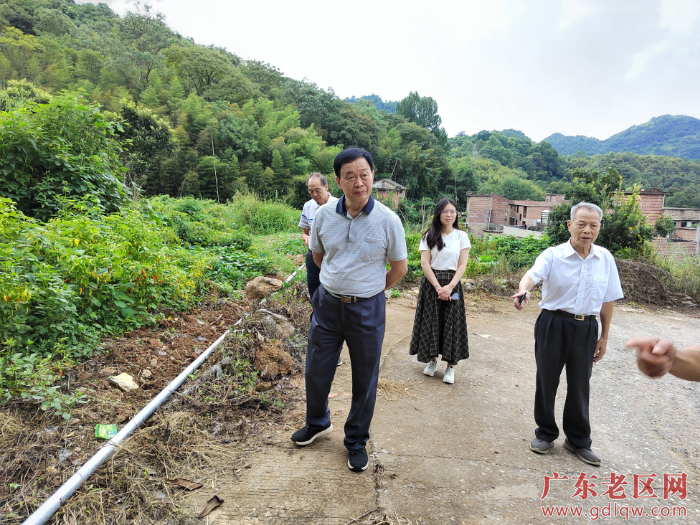 在连州市星子村调研自来水工程改造.jpg