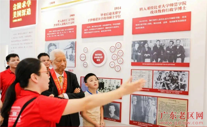 3 参加活动嘉宾参观百侯中学小礼堂一厅两馆.jpeg