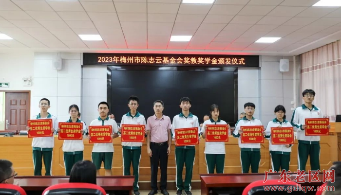 虎山中学班子成员为获奖学生颁奖.jpeg