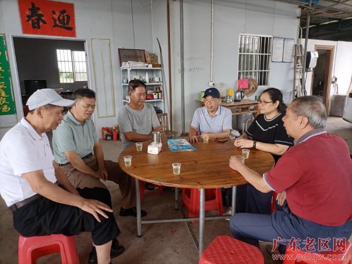 图为茂名市老促会、扶促会调研组深入茂南区金塘镇南埜村纪泉文果场调研并召开座谈会.jpg