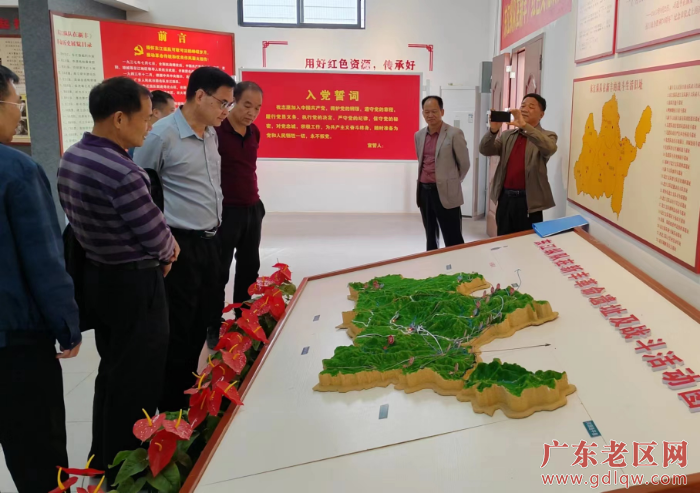 1参观红色教育基地.jpg