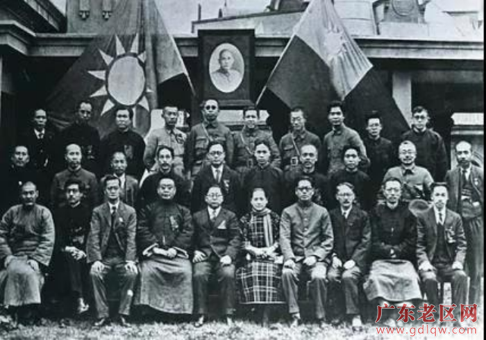 许甦魂（后排右二）与毛泽东、林伯渠（第二排右三、右二）、吴玉章（前排右一）等参加国民党二届三中全会合影.png