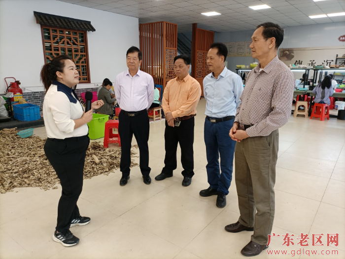 2图为茂名市老促会领导深入电白区观殊镇沙垌村调研沉香产业发展情况 并在沉香加工厂考察.jpg