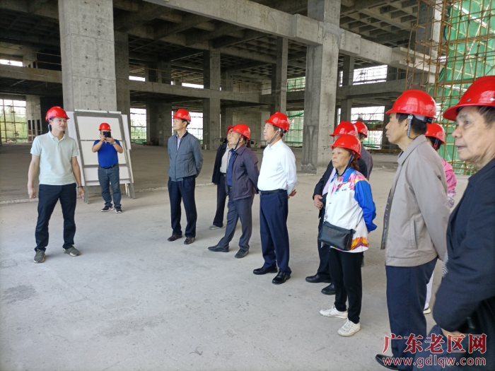 图为茂名市老促会领导深入化州老区杨梅镇调研乡村振兴工作，并参观“航空小镇、产业园区、镇墟”工程在建项目.jpg