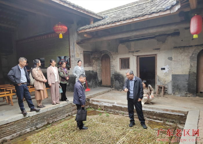 察看李任予旧居修缮情况。潘俊才摄 (1).jpg