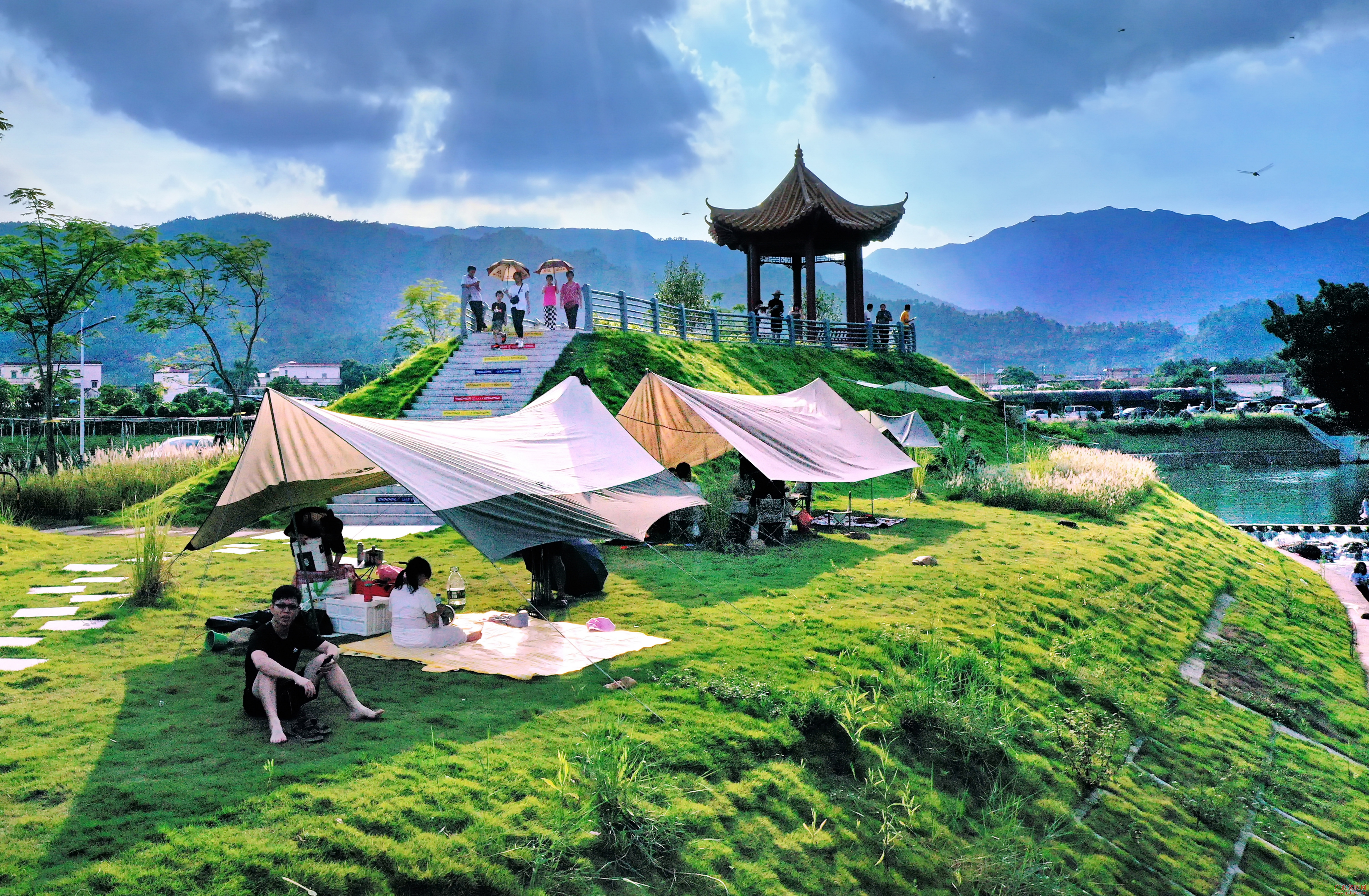 4鹤城五星水美乡村的露营地“阅心亭”，游人如织，带旺当地民宿餐饮等文旅产业。（麦和幸 摄）.png