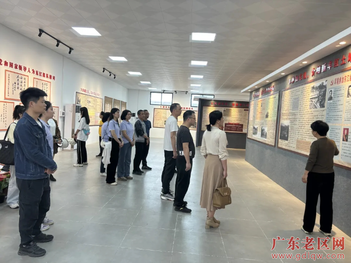 2参观红色教育基地.jpg