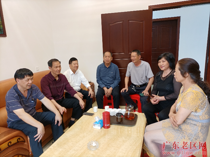 图为茂名市老促会会长罗明深入信宜老区调研革命老区镇村挂牌工作并召开座谈会.jpg