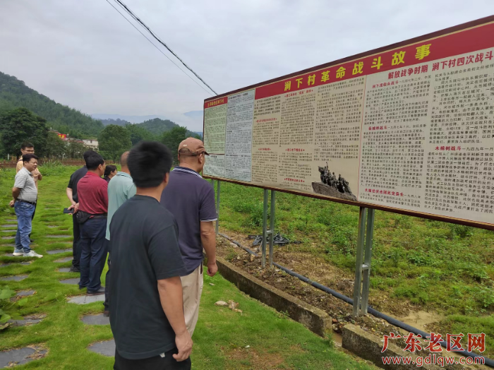 1群众参观学习红色历史 (2).jpg