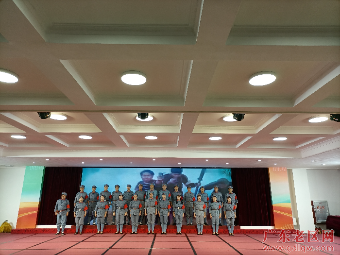 图为茂名市老干部歌舞团演员演诗歌舞《军民团结向前进》.jpg