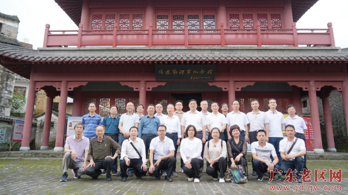 百色巴马考察团与清远市连州市老促会领导合影.jpg