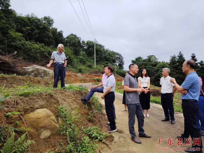 市老促会与城区老促会领导到高塱村实地考察基地.jpg
