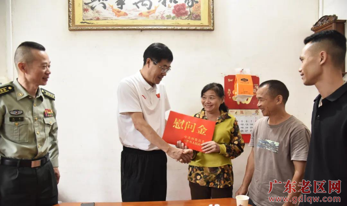 1县委书记于晓军为军属送上慰问金、慰问品.jpg