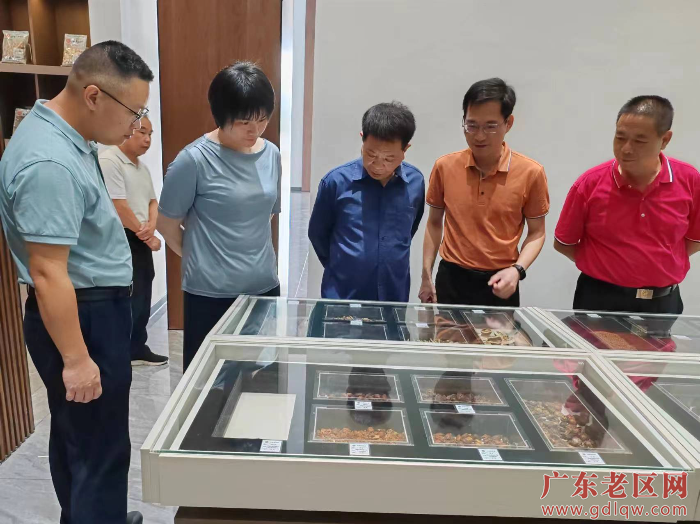 参观产品展示大厅.jpg