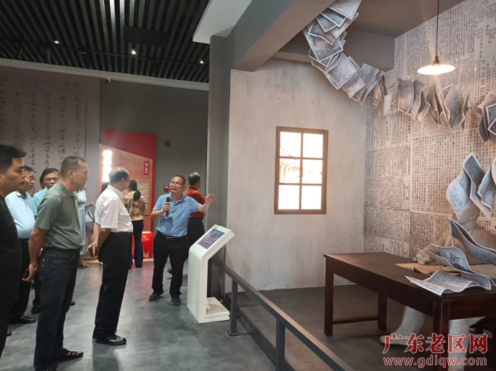 2 游人参观展示厅1.jpg
