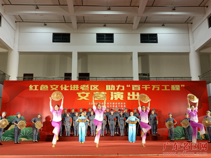 3图为茂名市老干部歌舞团演员演歌诗舞《军民团结向前进》.jpg
