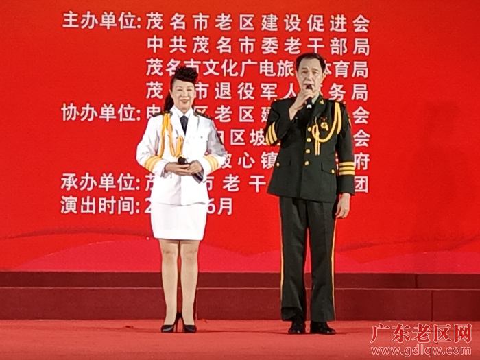 1图为茂名市老促会会长罗明（右）与市老干部歌舞团演员熊桂芬（左）演唱《西沙，我可爱的家乡》.jpg