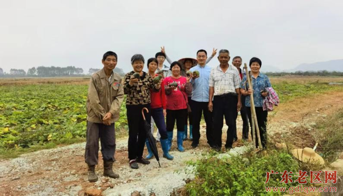 河西老区村驻村第一书记王正根（右四）做好牵线搭桥，帮助村民售卖农产品.png