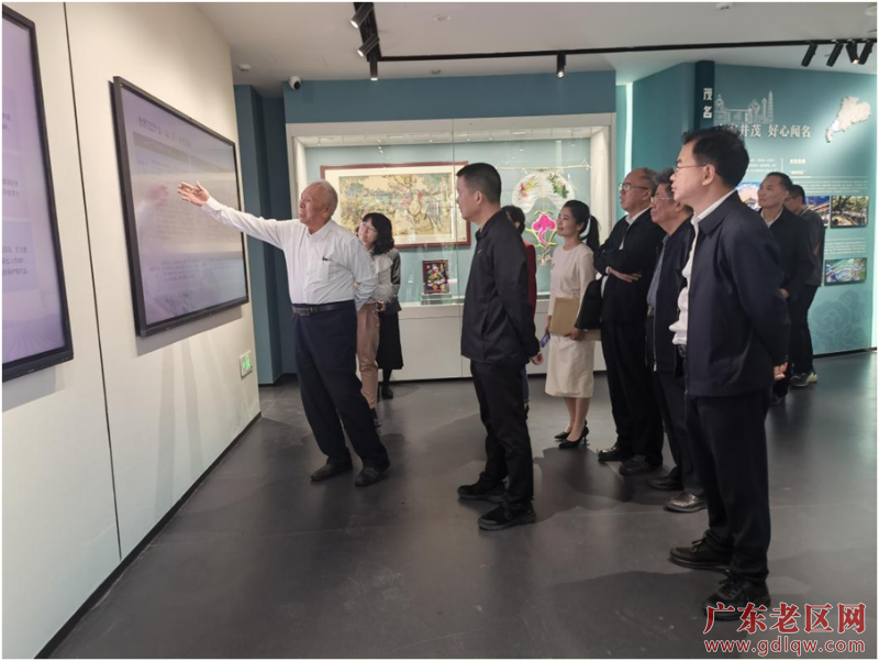 1月17日，陈开枝一行参观广东省“百千万工程”指挥部办公室成果展示。.png