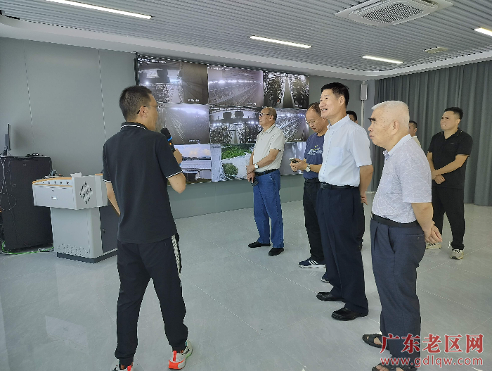 1 参观新兴布辰养殖小区.jpg