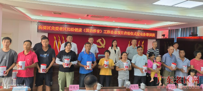 2启动仪式上进行的奶粉捐赠现场.png