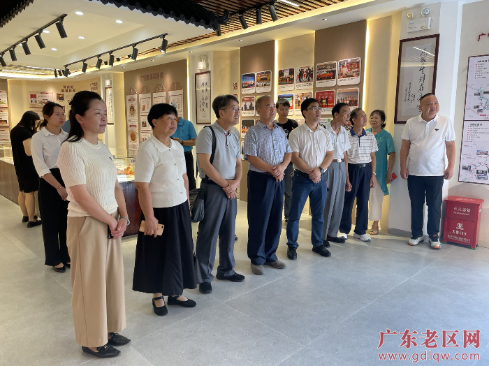 1 江门老促会考察组参观广宁县荷木厨师村展厅.png