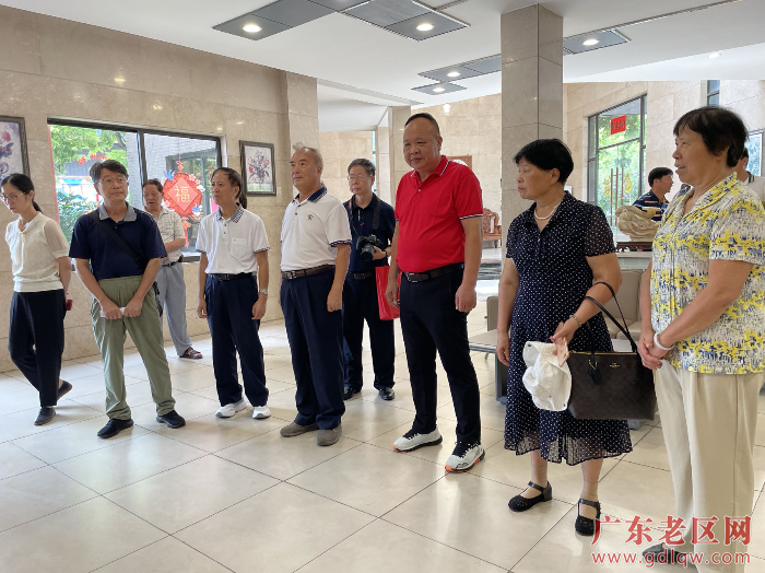 江门老促会考察组参观四会市大沙镇城市客厅工程.png