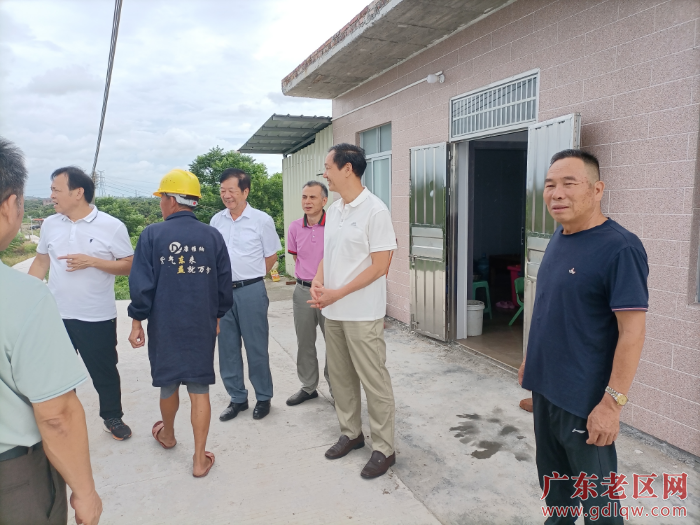 图为茂名市老促会领导深入茂南区金塘老区五联村调研脆肉罗非鱼养殖情况1.jpg