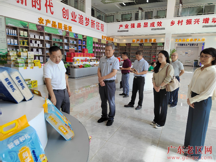 2参观和平县国家级电子商务公共服务中心。潘俊才摄.jpg