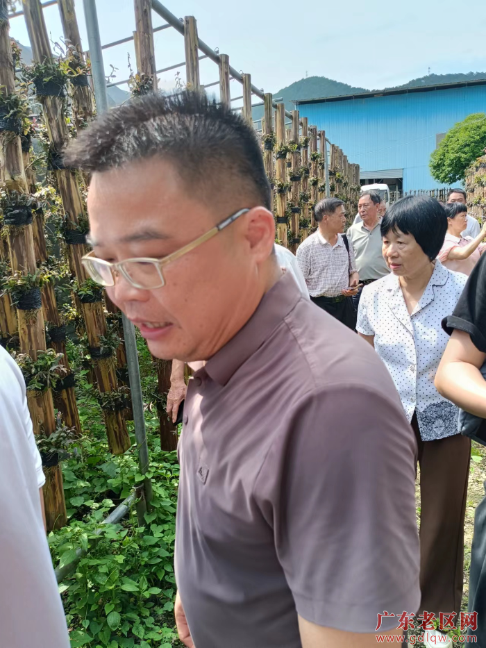 蔡宏浩与参观者.jpg