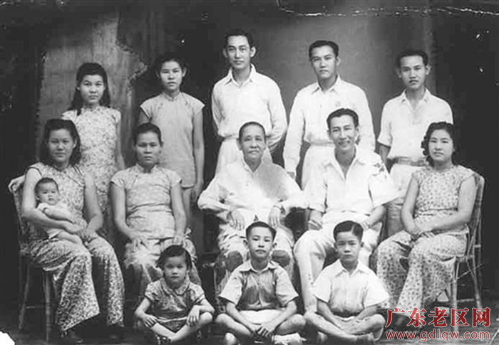 抗战胜利后，1946年李月美（中排左1）与弟弟李锦容（后排右2）一起复员南返与家人团聚。.png