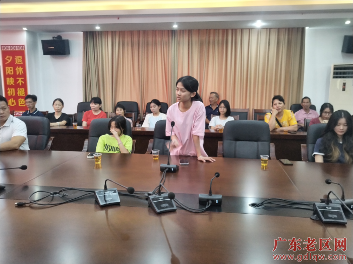 学生代表伍佩佩发言.jpg