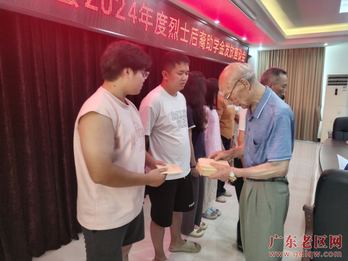 叶均盛会长向受助学生发放助学金.jpg