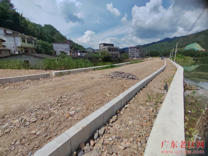 1正在建设的环村环湖村道绿道碧道。潘俊才摄 (1).jpg