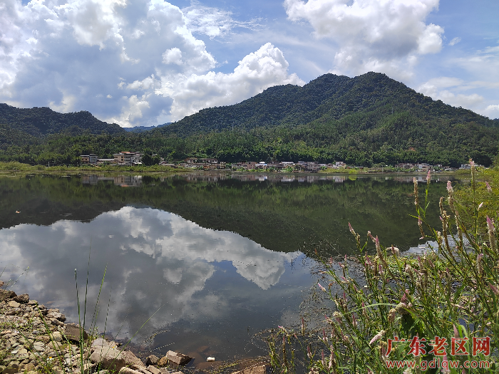 2远眺科罗村。潘俊才摄 (1).jpg